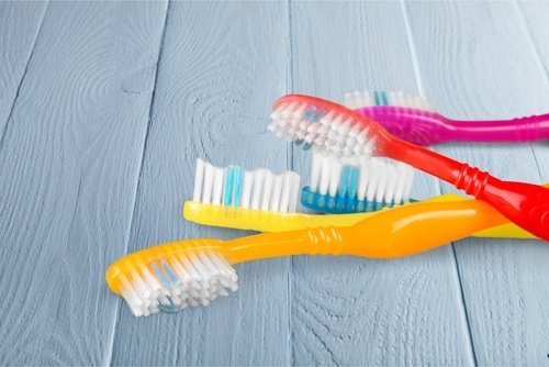 Eliminer la poussière avec des brosses à dents.