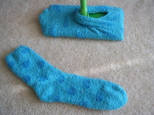 Eliminer la poussière avec des chaussettes.