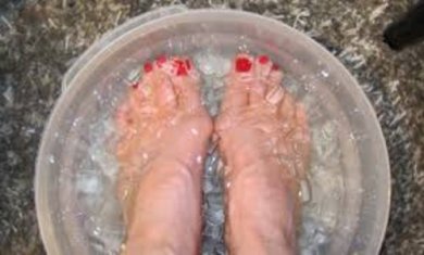 Eau froide avec glaçons pour les pieds