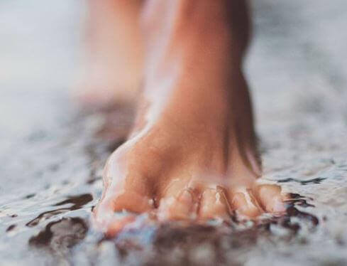 Utilisez de l'eau froide avec des glaçons pour les pieds.