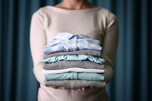 Pourquoi est-ce préférable de ne pas faire sécher ses vêtements à l'intérieur ?
