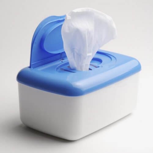 Eliminer la poussière avec des lingettes pour bébé.