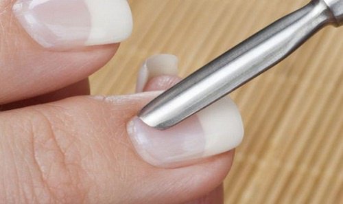 Les cuticules des ongles cassants.