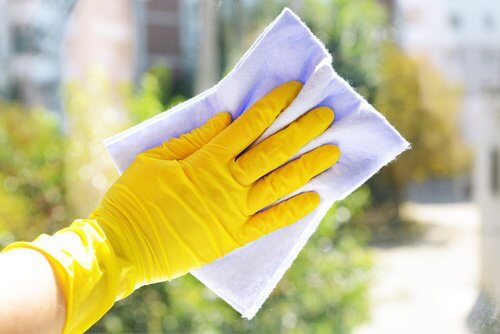 utiliser-des-gants-pour-le-menage-500x334