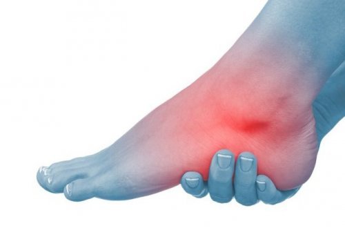 6 remèdes naturels pour les mollets et les pieds gonflés