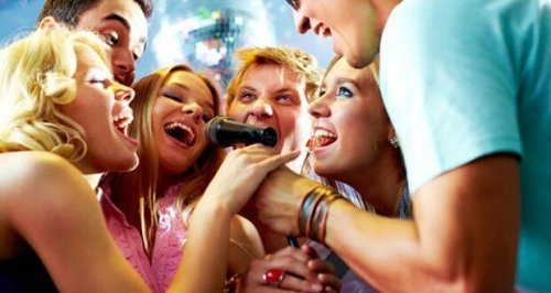 Chanter pour paraitre plus jeunes.