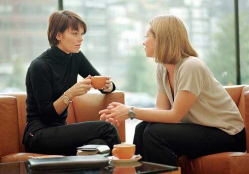 deux jeunes femmes qui discutent