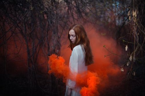 femme et fumée rouge