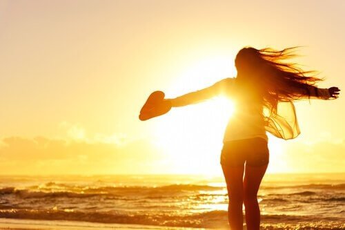 femme-seule-coeur-plage-main