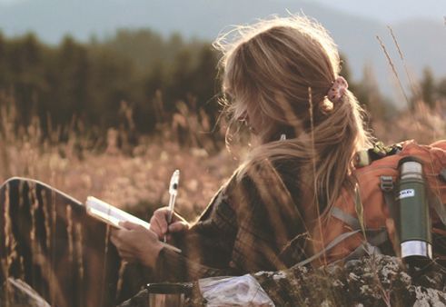 femme-ecrivant-une-lettre-a-lair-libre