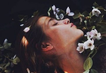 Il y a des soupirs qui renferment plus d'amour que n'importe quel baiser