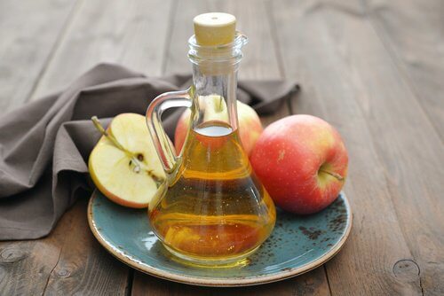 Le vinaigre de pomme favorise l'élimination des grains de beauté.