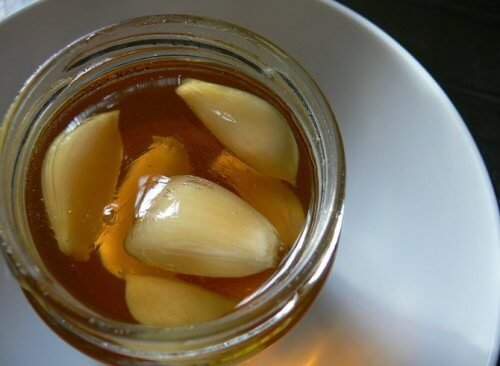 Préparation du miel à l'ai et au citron.