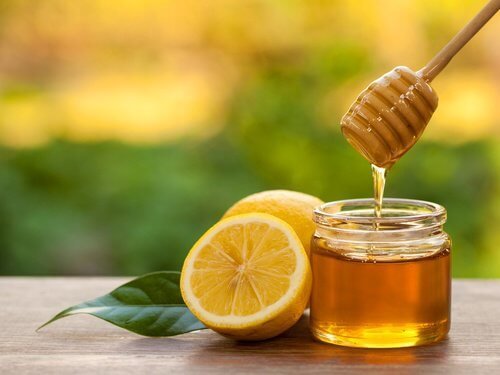 Les effets du miel à l'ail et au citron.