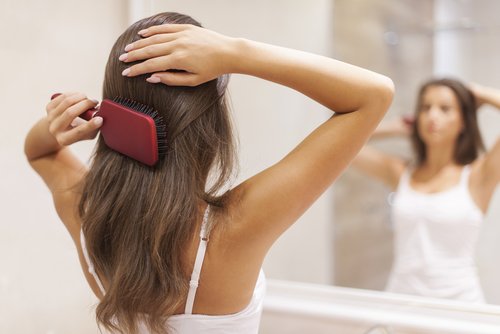 femme qui se brosse les cheveux