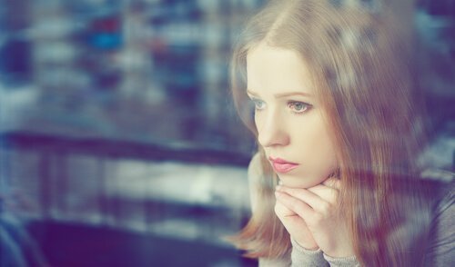 femme-regardant-dans-le-verre-500x294