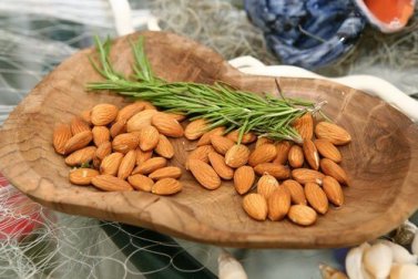 Comment nettoyer la peau avec des amandes et de l'eau au romarin