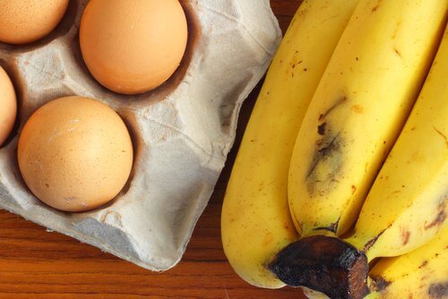 oeufs et bananes pour la préparation de pancakes