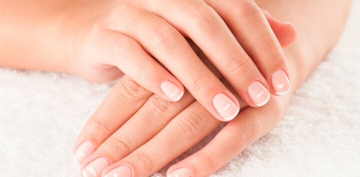 Causes des marques blanches sur les ongles.