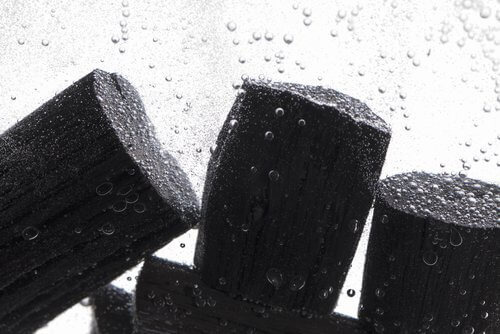 utilisations fascinantes du charbon de bois : purifier l'eau