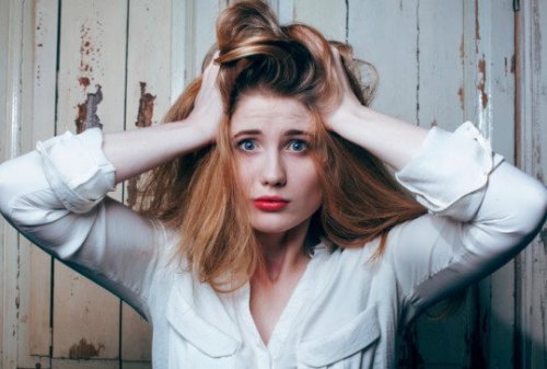 femme qui se prend la tête