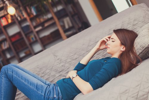 douleur au ventre parmi les signaux du corps