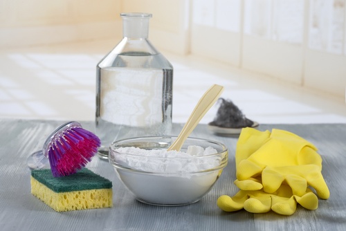 pelote abrasive et bicarbonate pour nettoyer les ustensiles de cuisine