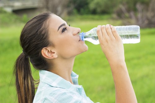 Buvez de l'eau pour éviter les calculs rénaux.