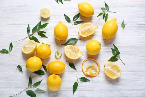Le citron permet de blanchir la peau.