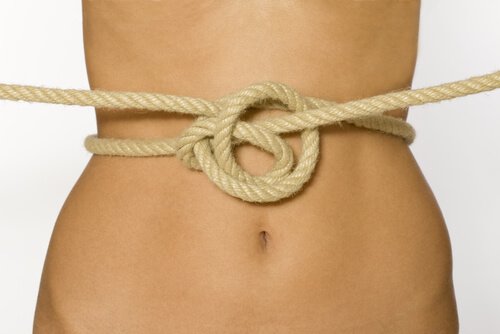 Souffrir de ventre gonflé.