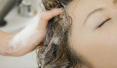 Savez-vous que vous vous lavez mal les cheveux ?