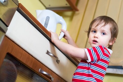 en cas de brûlures à l'eau chaude graves, il faut se rendre aux urgences