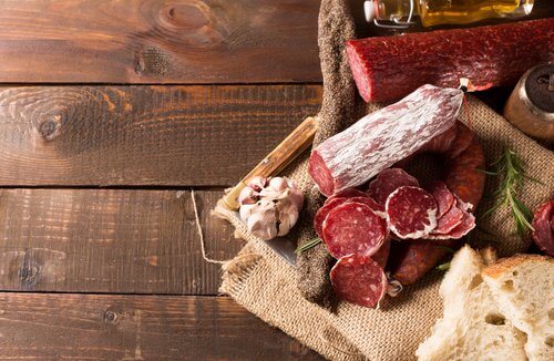 La charcuterie fait partie des aliments à éviter en cas de rétention d'eau.