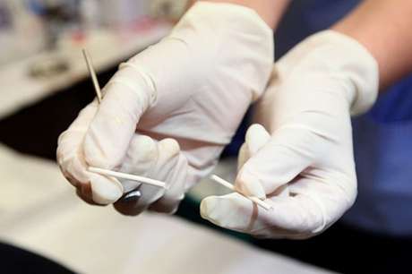 La pose d'implants contraceptifs ne peut se faire que dans une clinique par un expert.