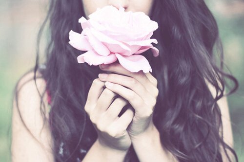 une bonne personne - photo de jeune fille avec une fleur 