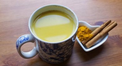 Une boisson puissante au curcuma, à la cannelle et au miel pour stimuler la fonction cérébrale