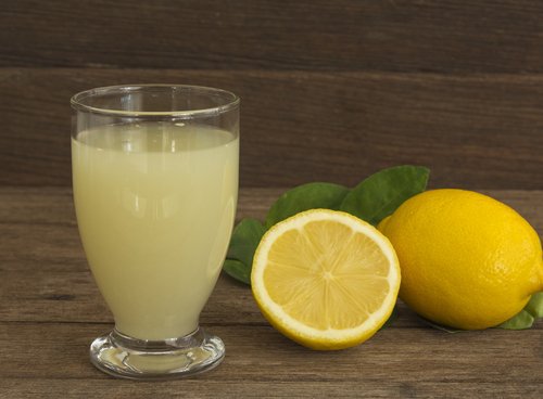 Remède à base de l'eau au citron