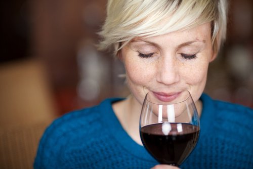 femme buvant du vin rouge 