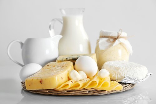 plateau contenant du lait et du fromage