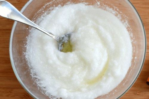 Traitement à base de sel et d'huile pour les douleurs articulaires.