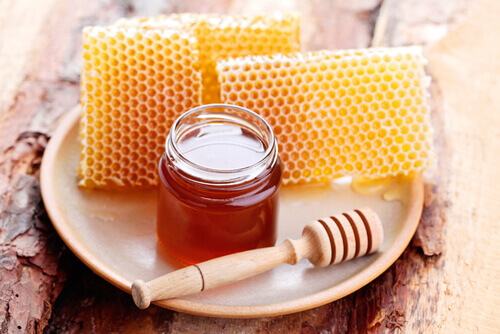 bienfaits du miel d'abeille pour traiter les cheveux secs