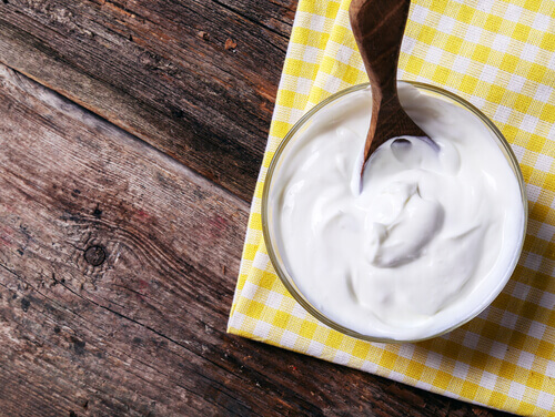 Le yaourt nature aide à lutter contre les poignées d'amour.