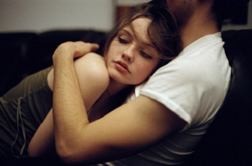 un couple qui s'embrasse