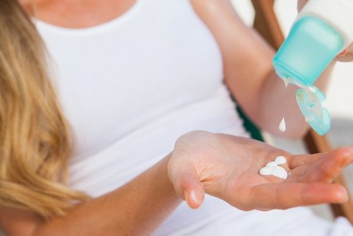 6 conseils pour raffermir les joues : utiliser de la crème solaire