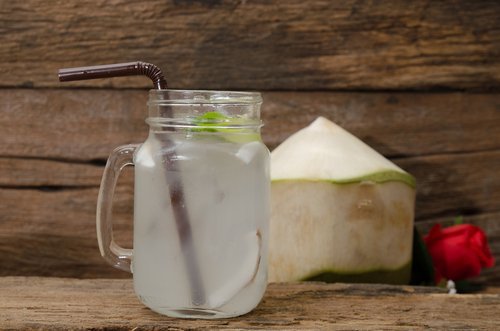 eau de coco et citron pour nettoyer le corps