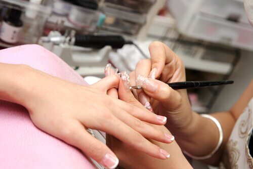 5 signes de mauvaise santé visibles sur les ongles : ongles secs et fragiles