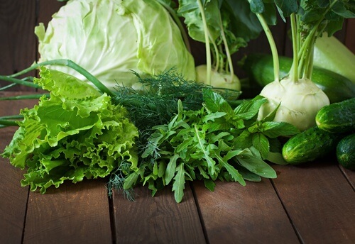 les légumes verts parmi les aliments sains 
