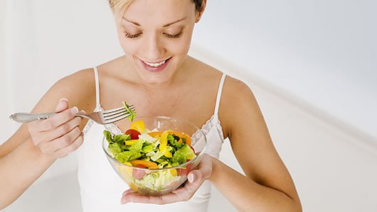 femme mangeant une salade