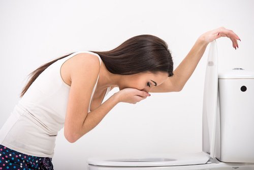 Femme qui vomit