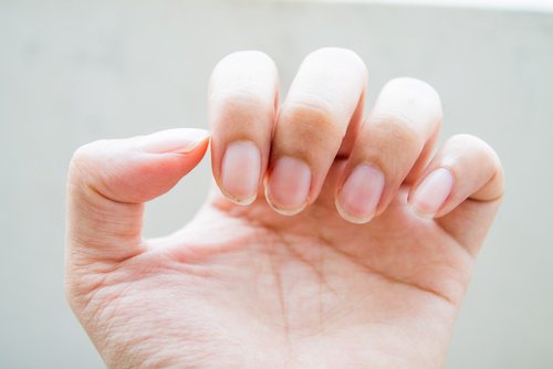Des ongles fragiles et un mauvais fonctionnement des intestins.